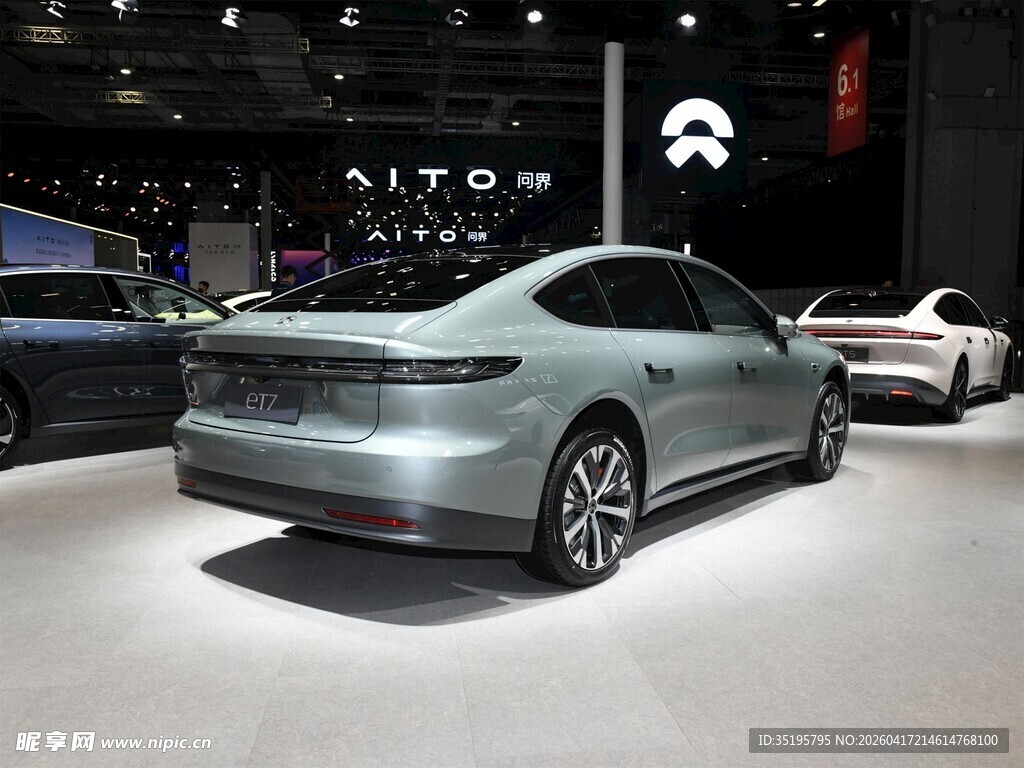 银色轿车展示于车展现场