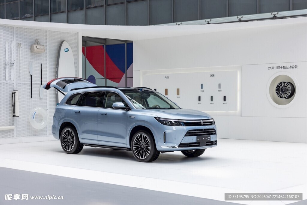 展厅中的时尚蓝色新能源汽车