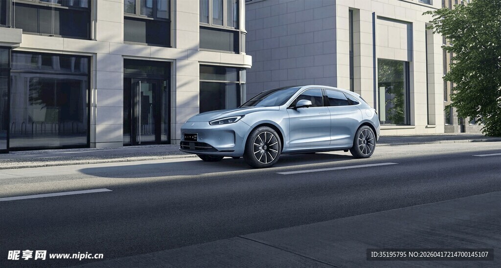 街道旁的时尚银色SUV