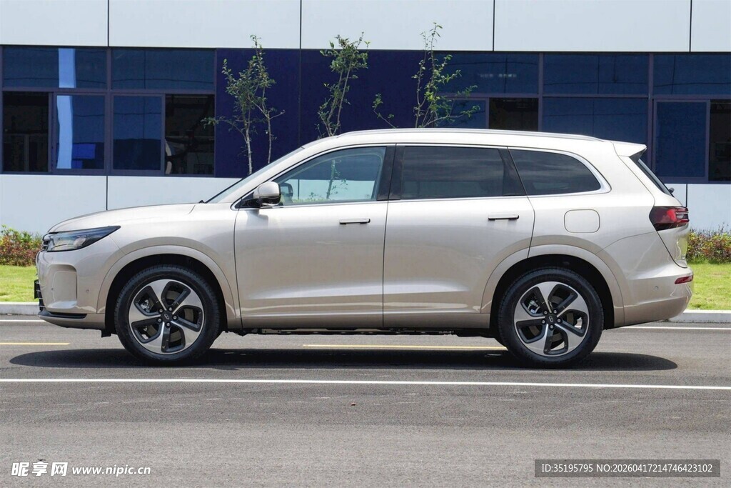 银色时尚SUV外观展示