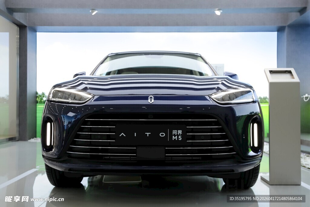 深蓝色酷炫SUV汽车展示