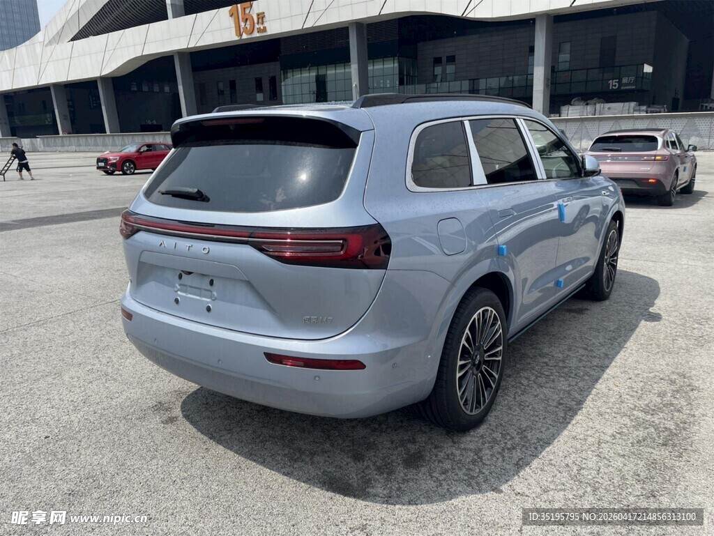 银灰色SUV停于户外场地