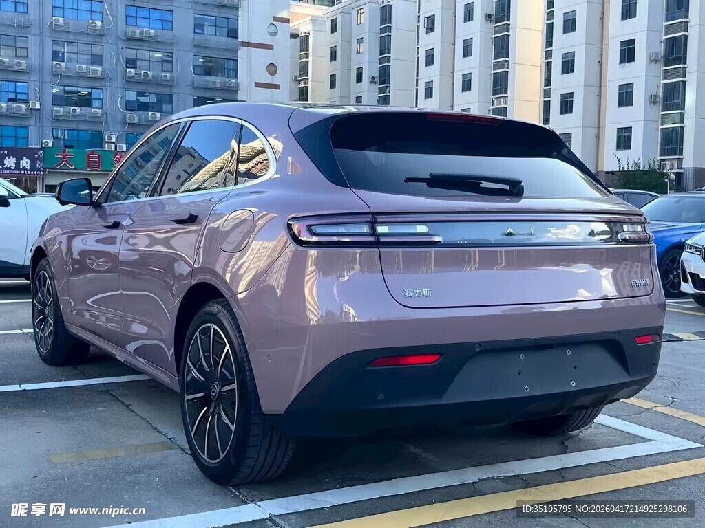 粉色时尚SUV汽车尾部特写