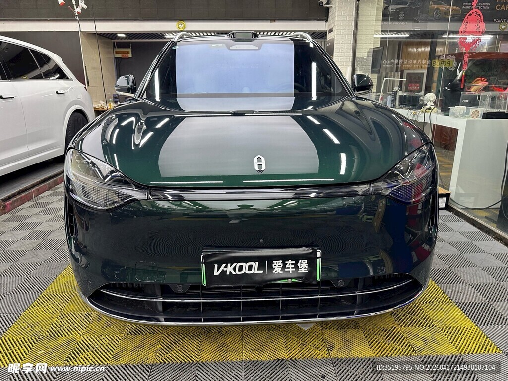 黑色时尚轿车展示于展厅