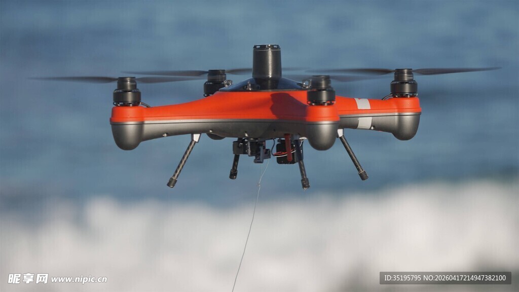 红色无人机翱翔天际