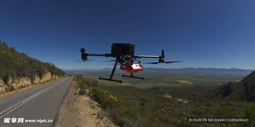 公路上空飞行的无人机