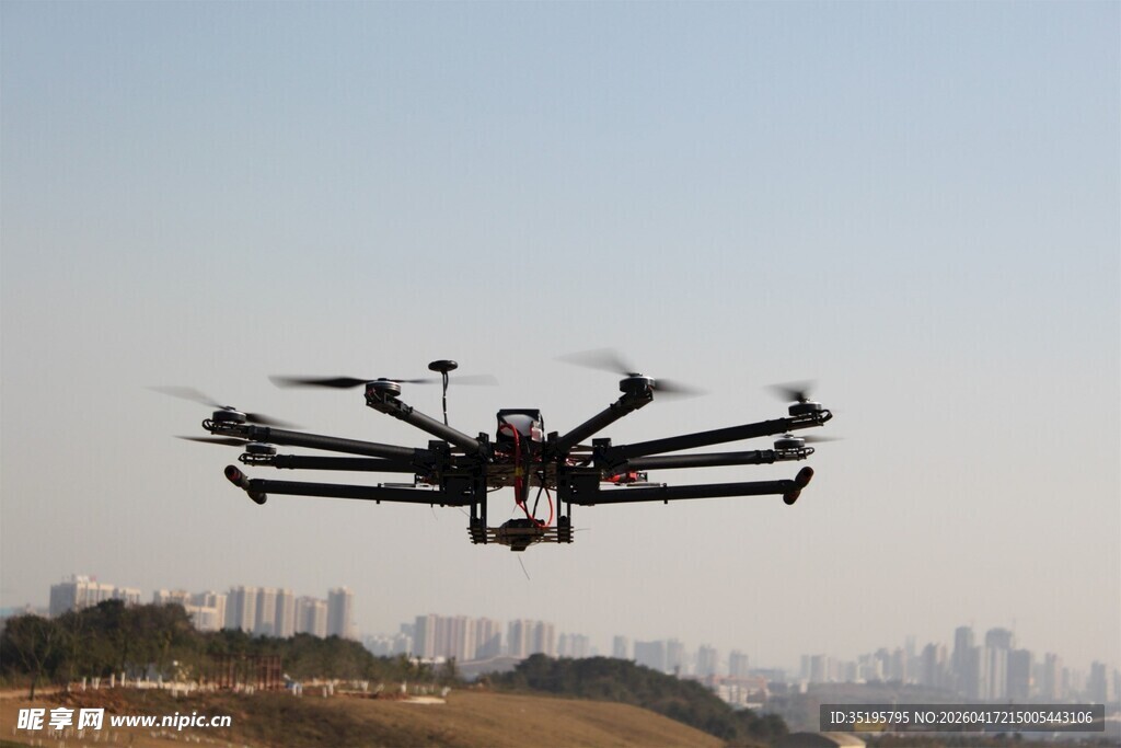 空中飞行的多旋翼无人机
