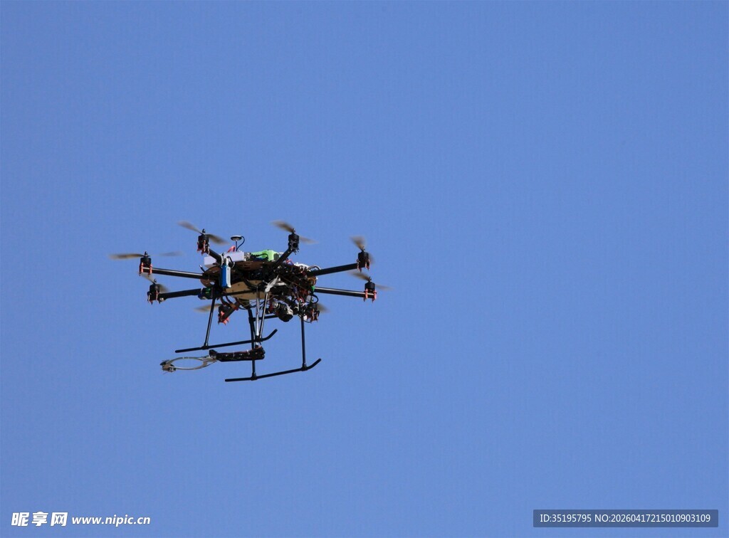 空中飞行的多旋翼无人机