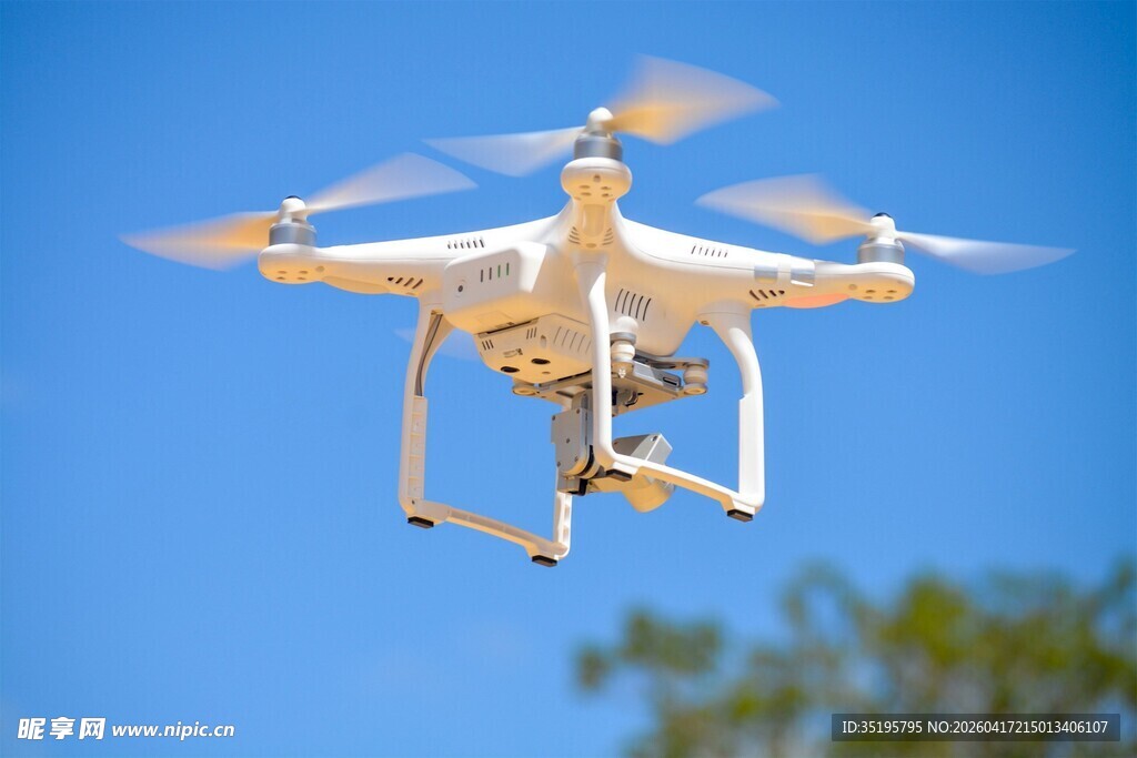 蓝天中飞行的白色无人机