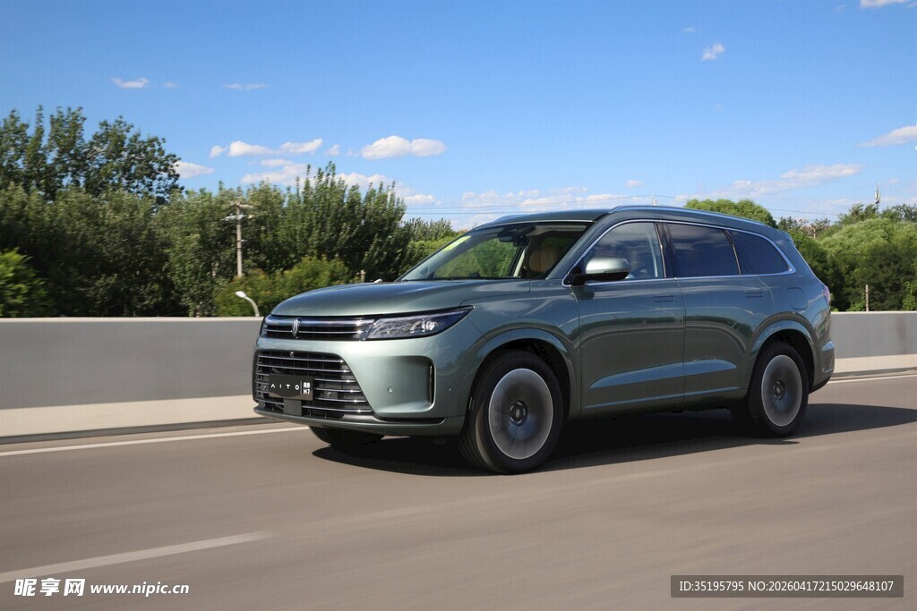 公路上行驶的银灰色SUV