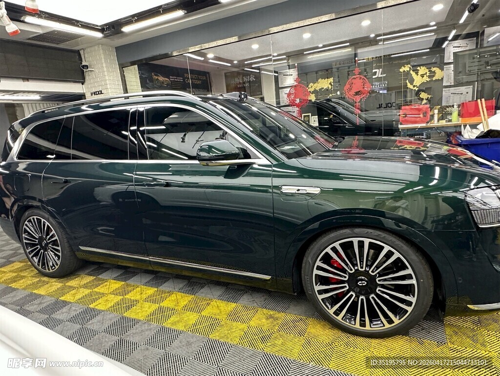 深绿色豪华SUV室内展示