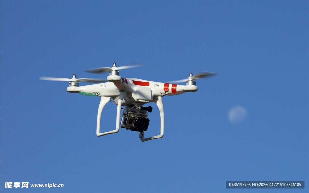 空中飞行的白色无人机
