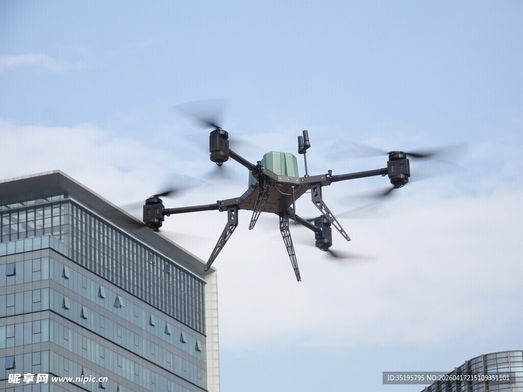 城市上空飞行的无人机