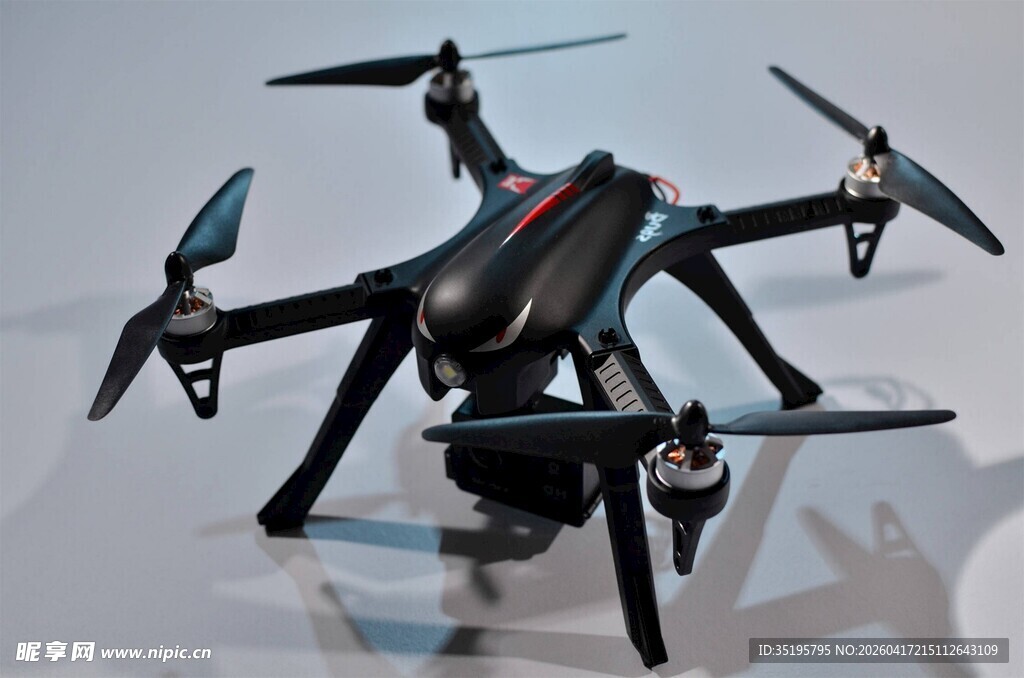 黑色四轴无人机特写