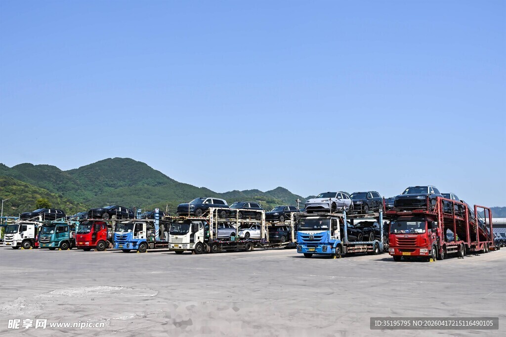 停车场中的多彩车辆阵列