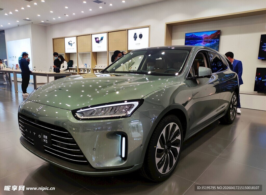 展厅中的绿色新能源汽车