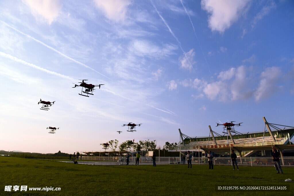 天空中飞行的无人机编队