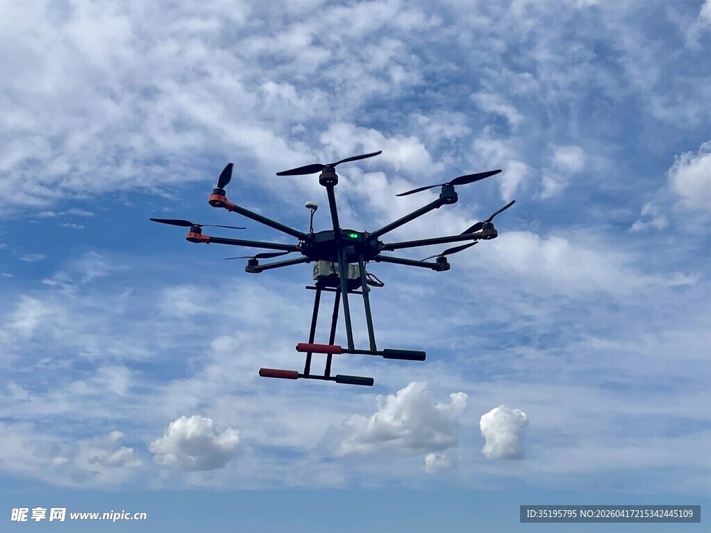空中飞行的多旋翼无人机
