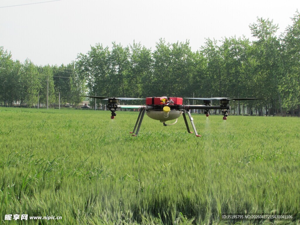 田野上的农用无人机作业