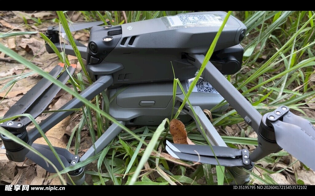 草地上的黑色无人机