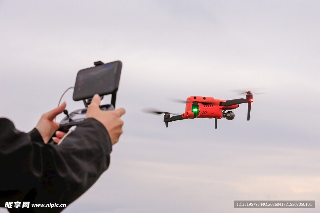 操控红色无人机进行飞行