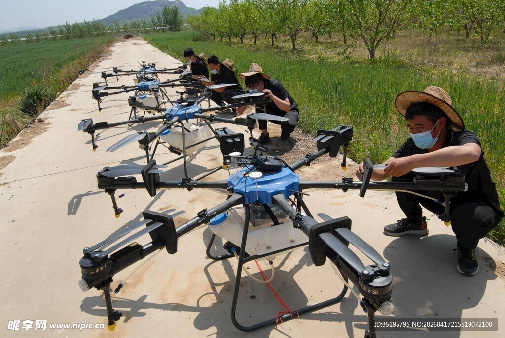 农民操作多台农用无人机
