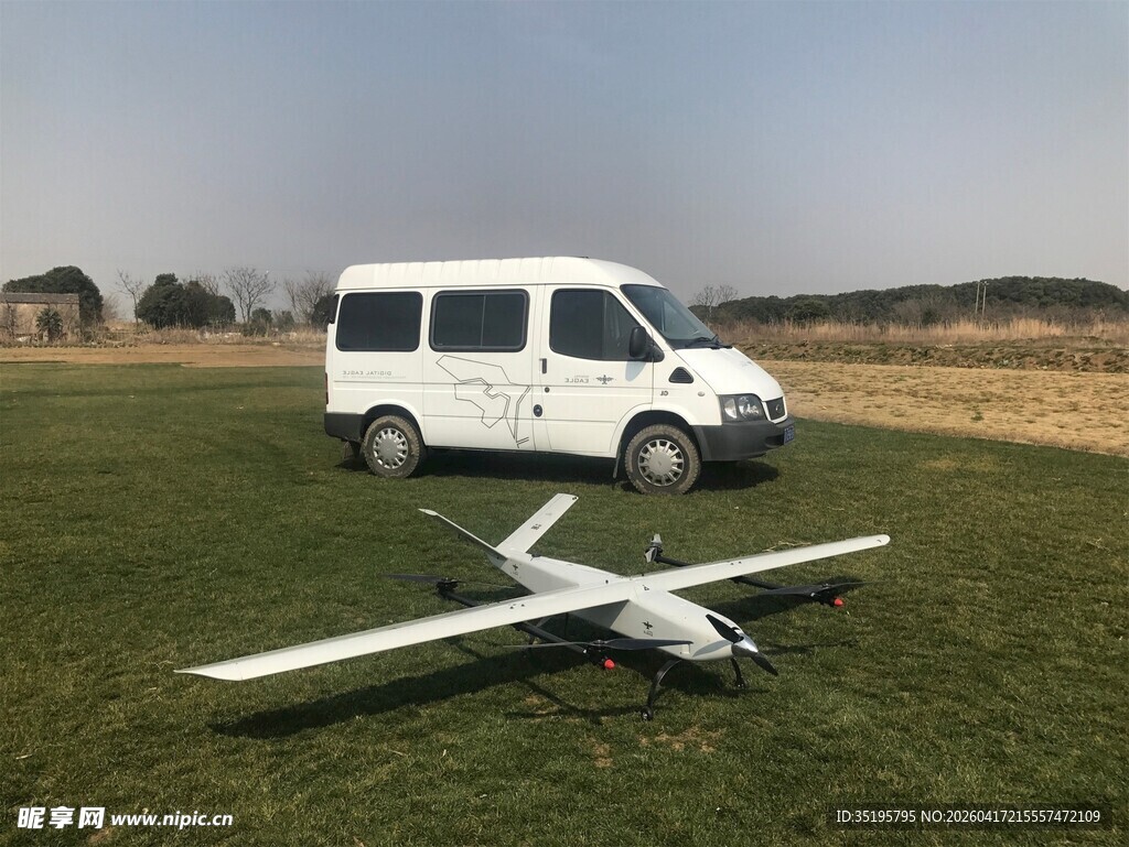 草地上的白色飞机与面包车