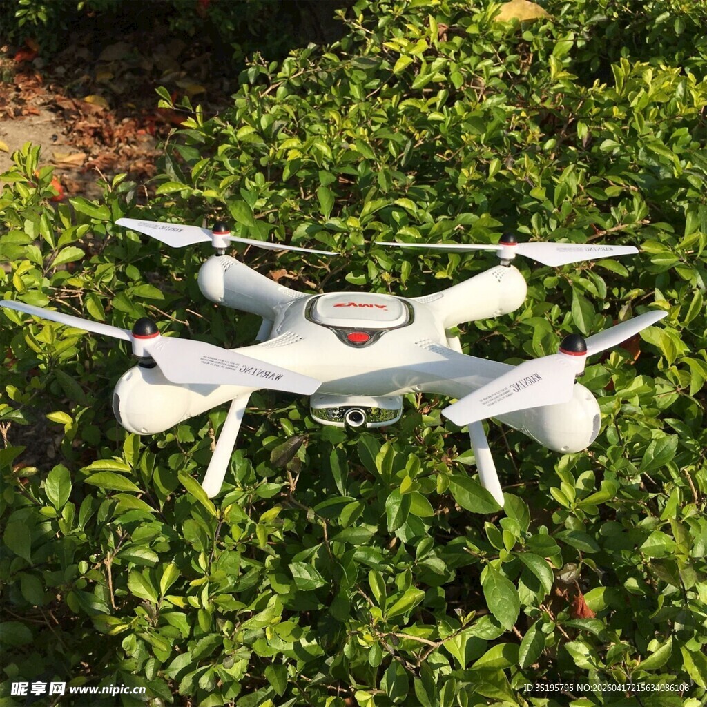 草地上的白色无人机