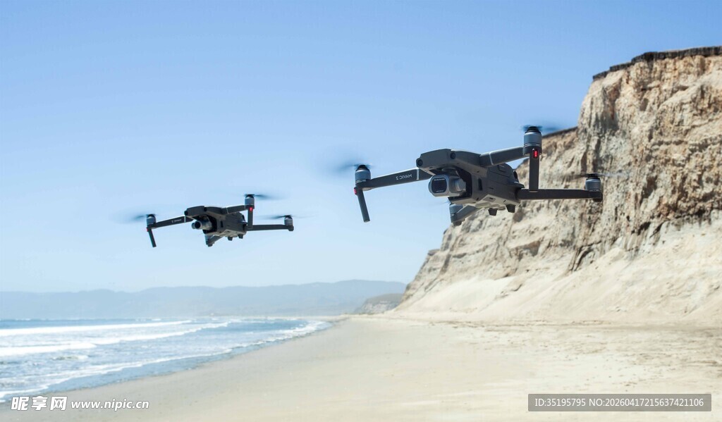 海边飞行的两架无人机