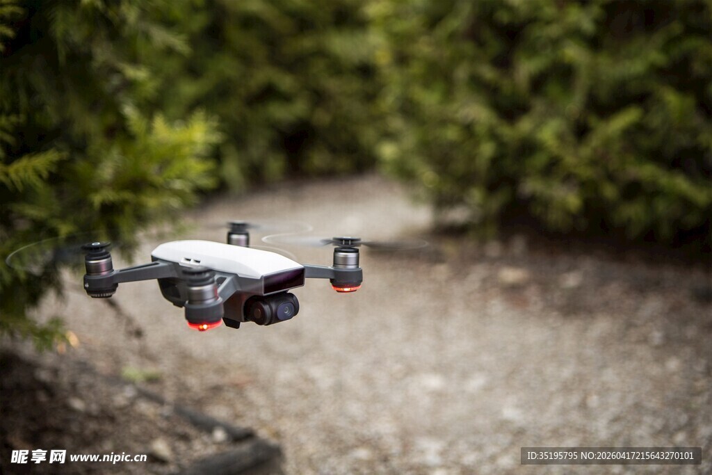 林间飞行的小型无人机