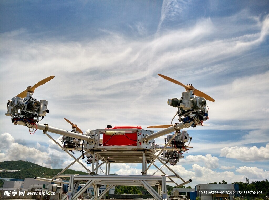 四轴无人机展示空中姿态