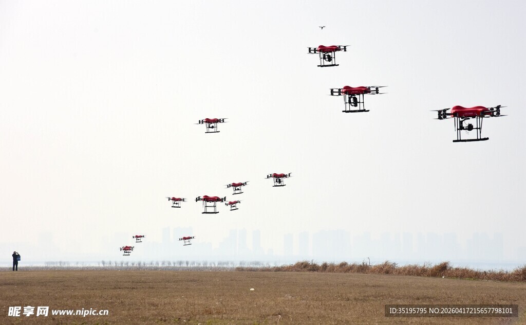 田野上空的多架无人机飞行