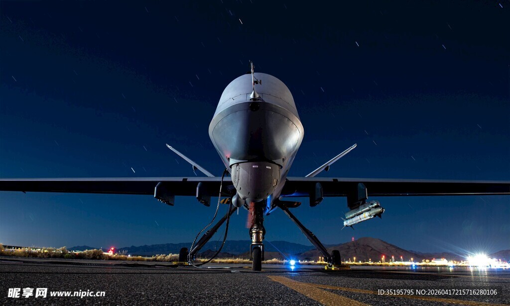 夜间停机坪上的大型无人机