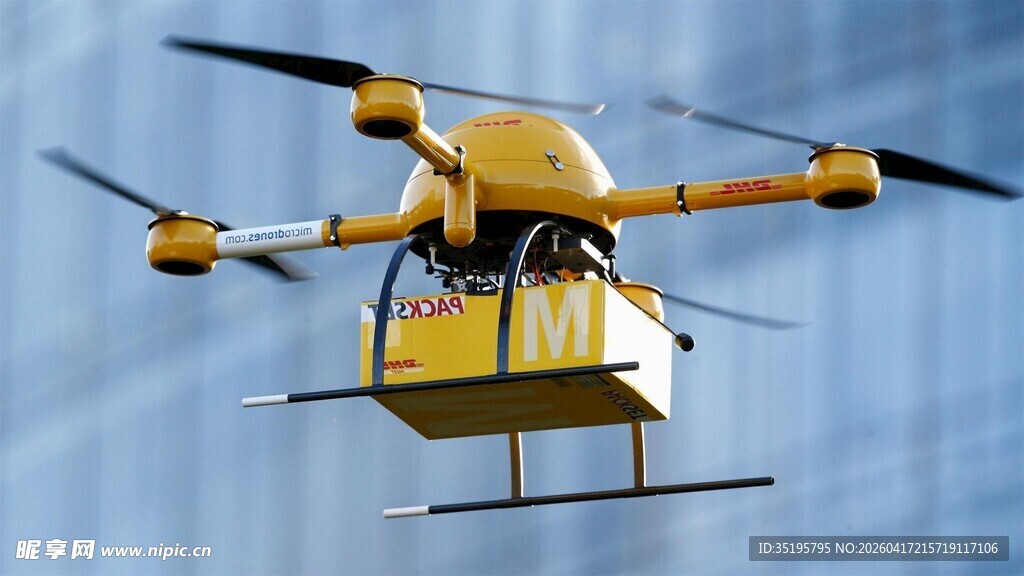 黄色无人机空中飞行