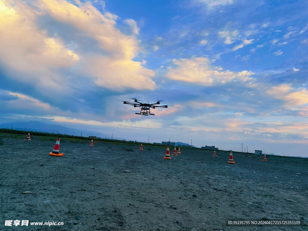 海滩上的无人机飞行景象