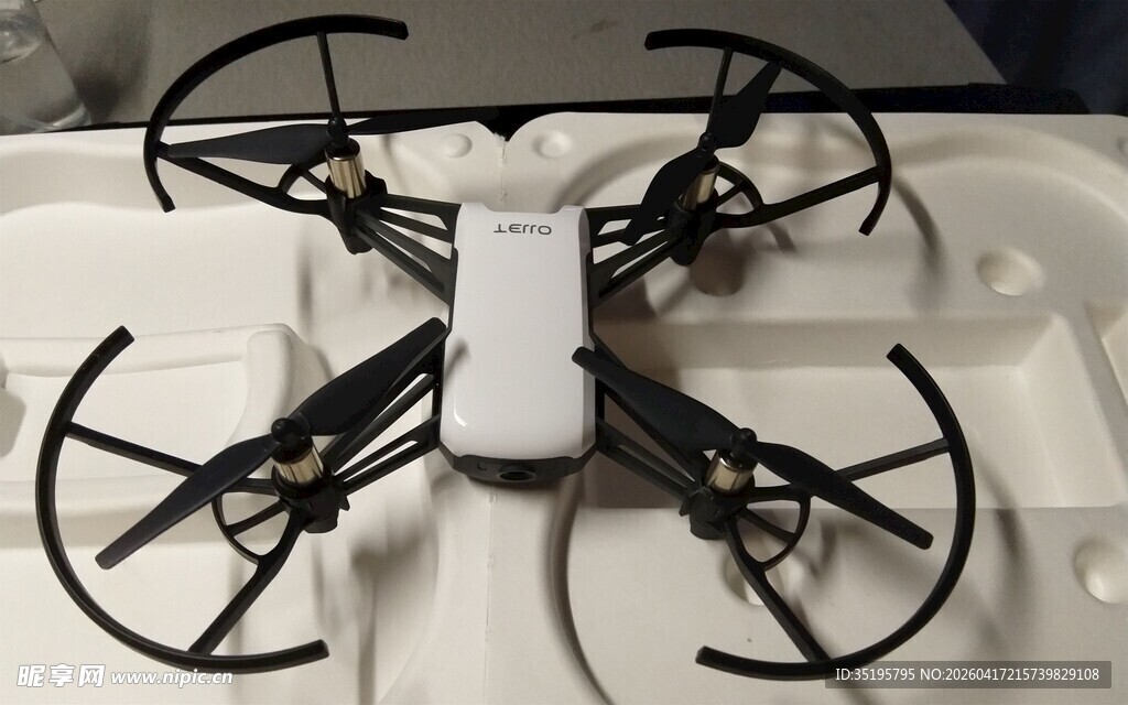 白色无人机置于泡沫包装中