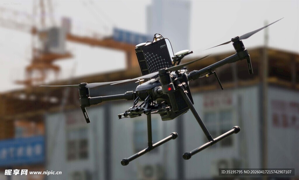 空中飞行的黑色无人机