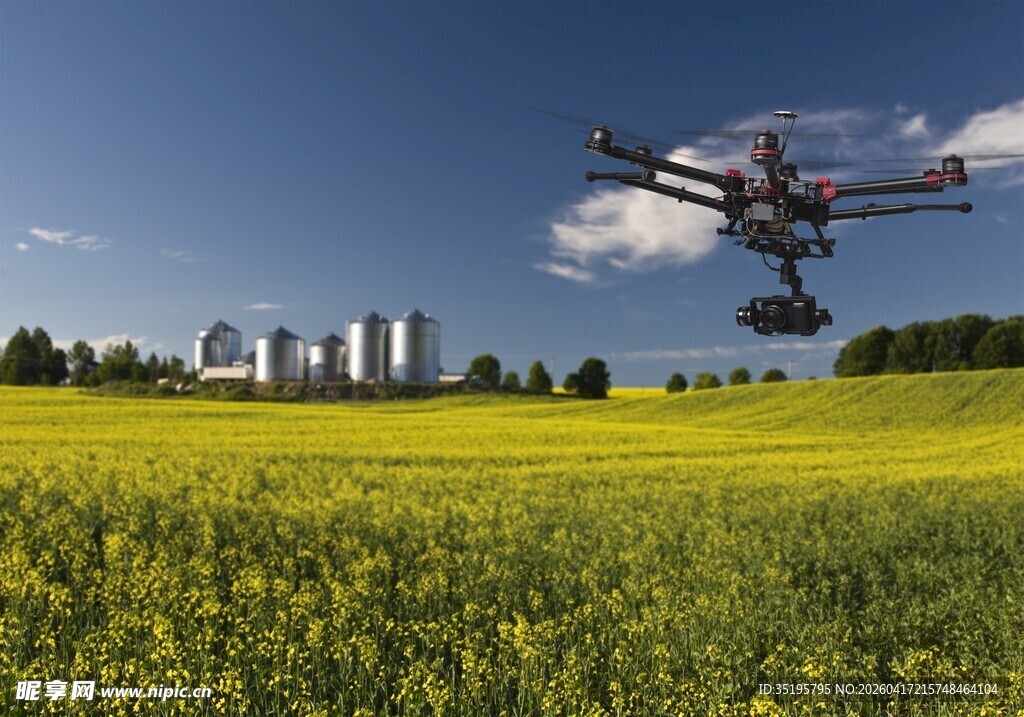 田野上空飞行的农用无人机