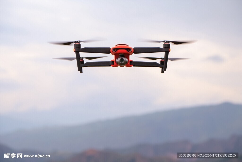 空中飞行的红色无人机