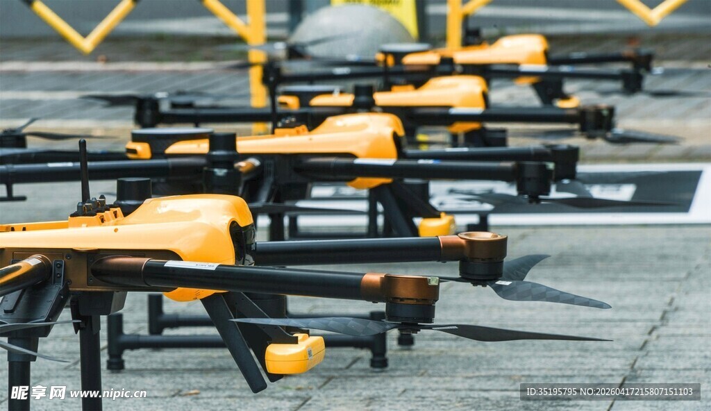 多架黄色无人机整齐停放
