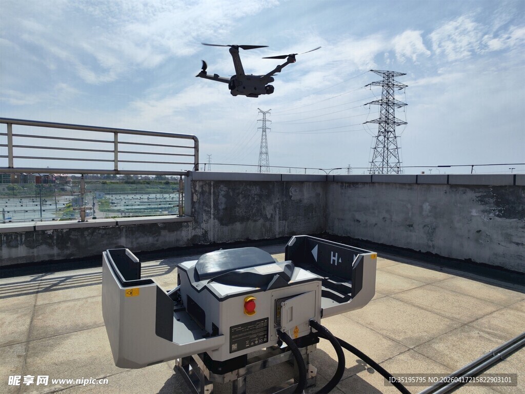 屋顶上的无人机与桌椅