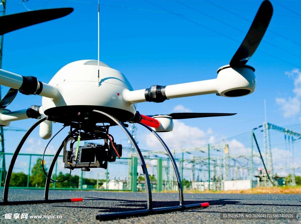 白色无人机停在空旷场地