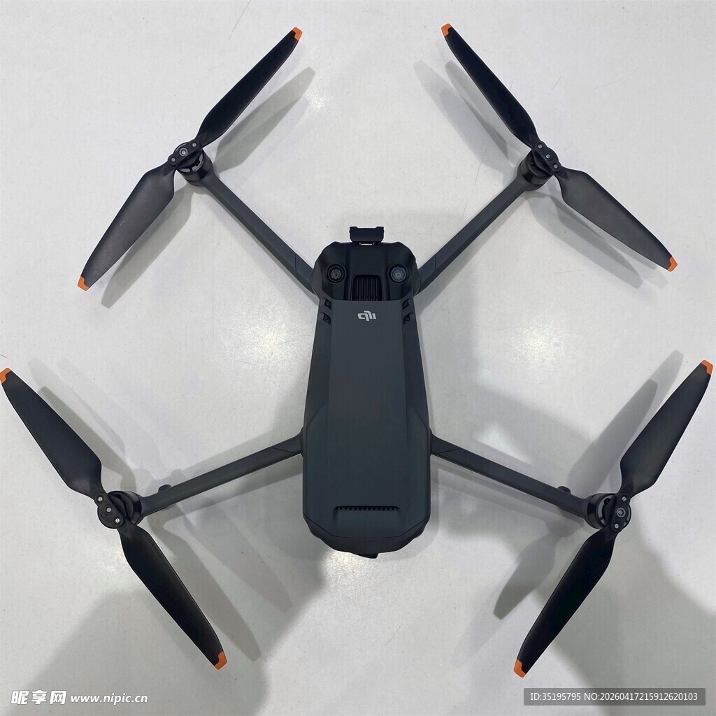 黑色四轴无人机特写