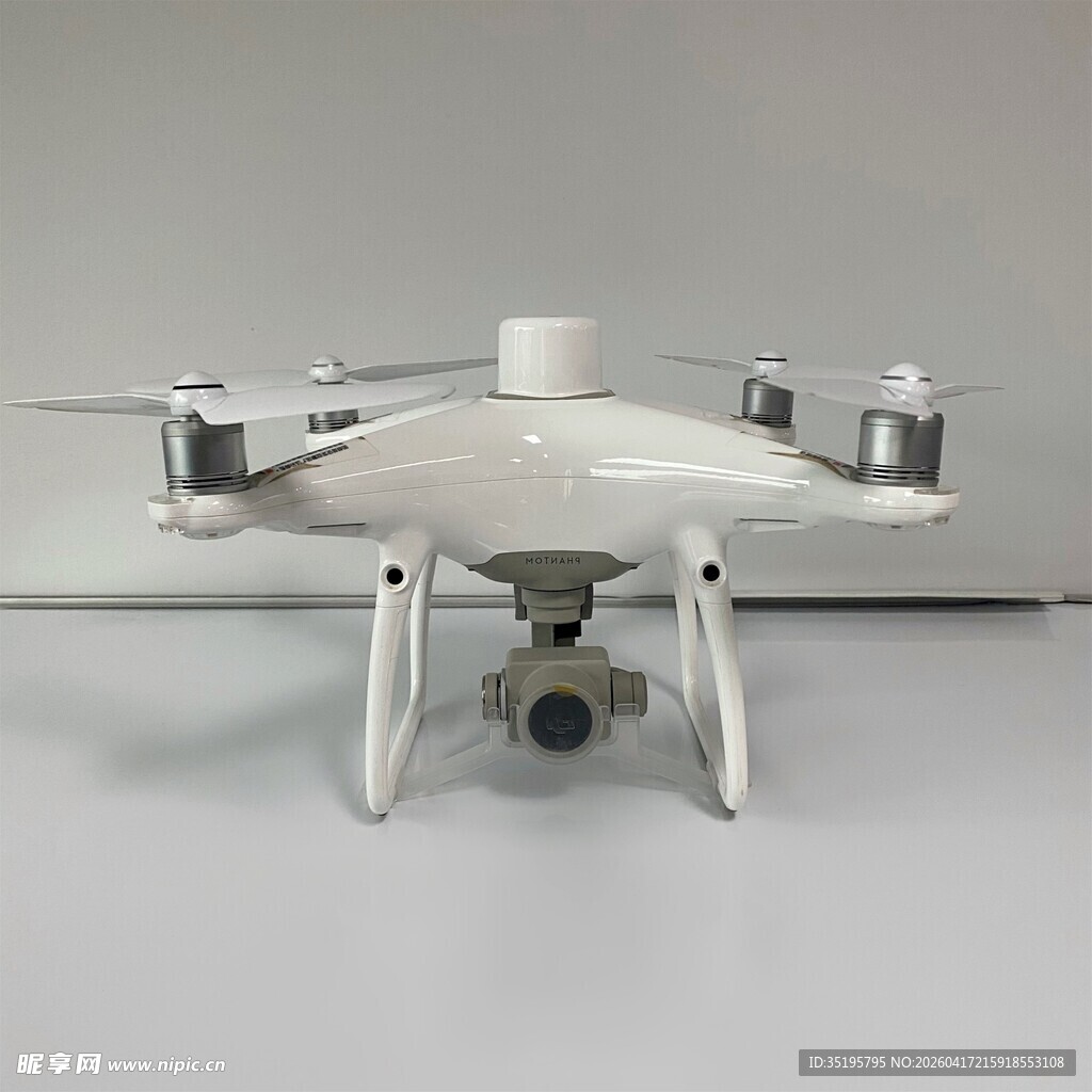 白色无人机特写