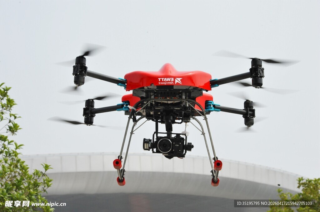 红色无人机空中飞行作业