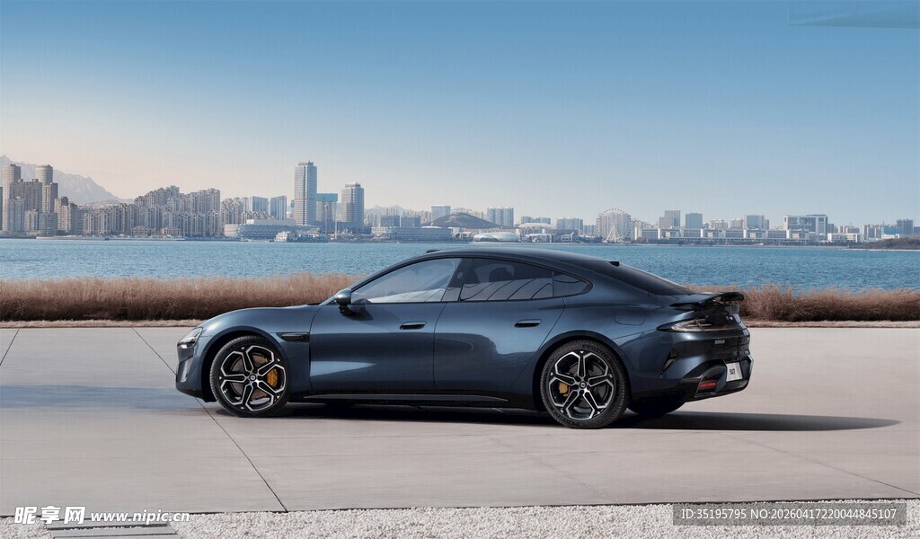 黑色跑车于城市前道路上