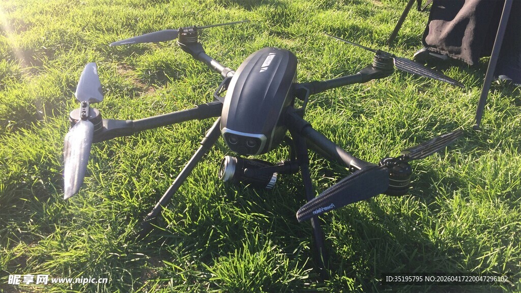 草地上的黑色无人机