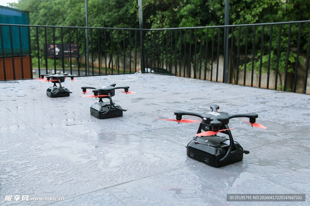 户外停放的多架无人机