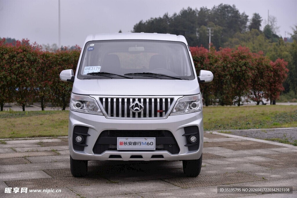 白色商务车停于户外场景