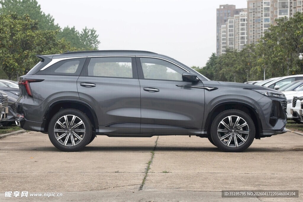 灰色SUV停在户外停车场